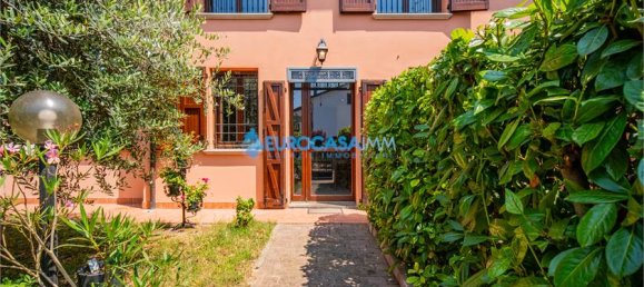 4 bedrooms Villa in Novi di Modena, Italy No. 59546 6