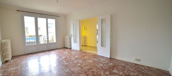 3 bedrooms House in Creteil, France No. 182547 3