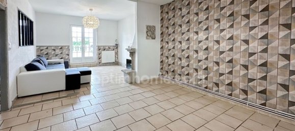 3 bedrooms House in Saint-Quentin, France No. 275701 3