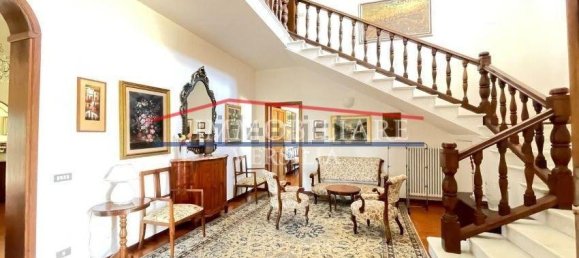 6 bedrooms Villa in Carrara, Italy No. 215086 6