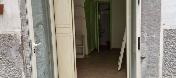 22m² Commercial property in Naples, Italy No. 322683 3