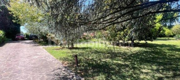 9 rooms Apartment in Parma, Italy No. 3591 3