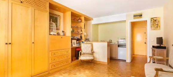 Studio in Paris, France No. 180200 9