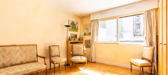 Studio in Paris, France No. 180200 8