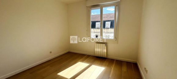 3 bedrooms Apartment in Nanterre, France No. 296583 8
