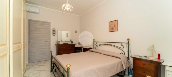 3 rooms Apartment in Turin, Italy No. 307008 2