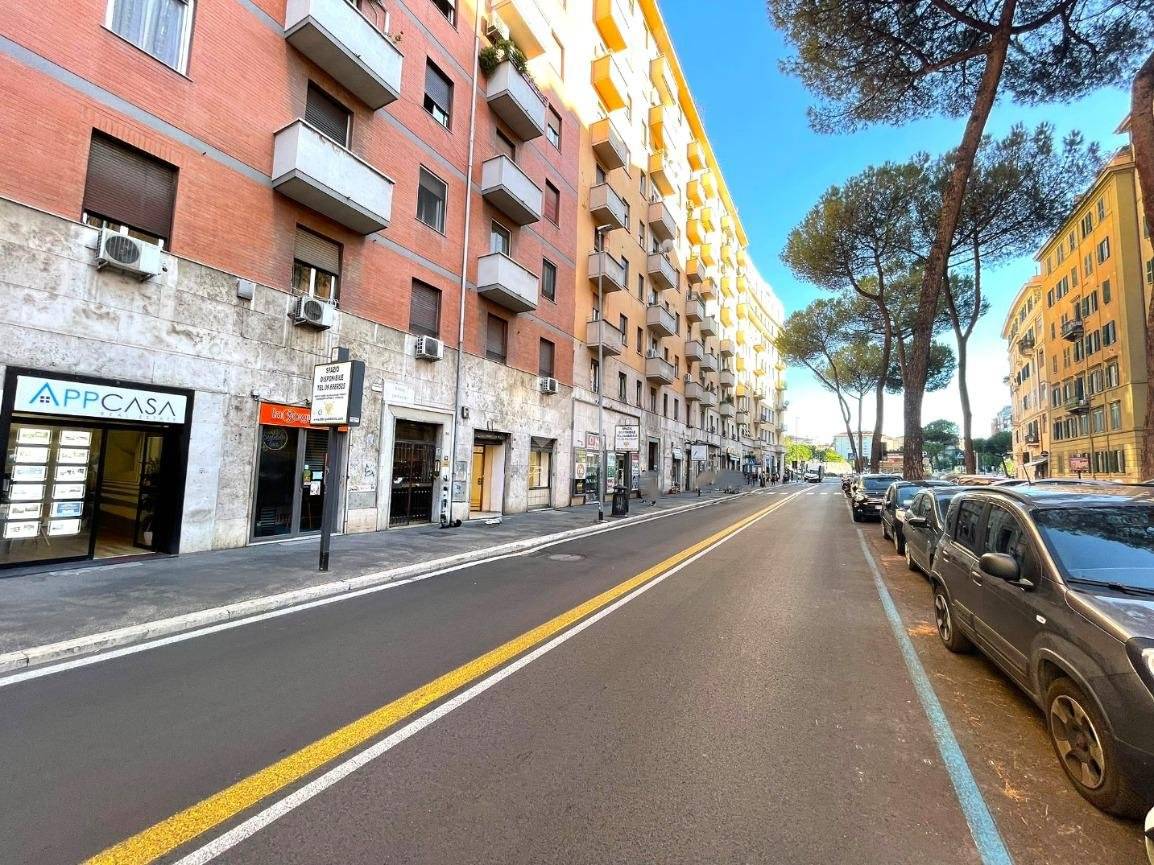 5 rooms Commercial property in Rome, Italy No. 50124