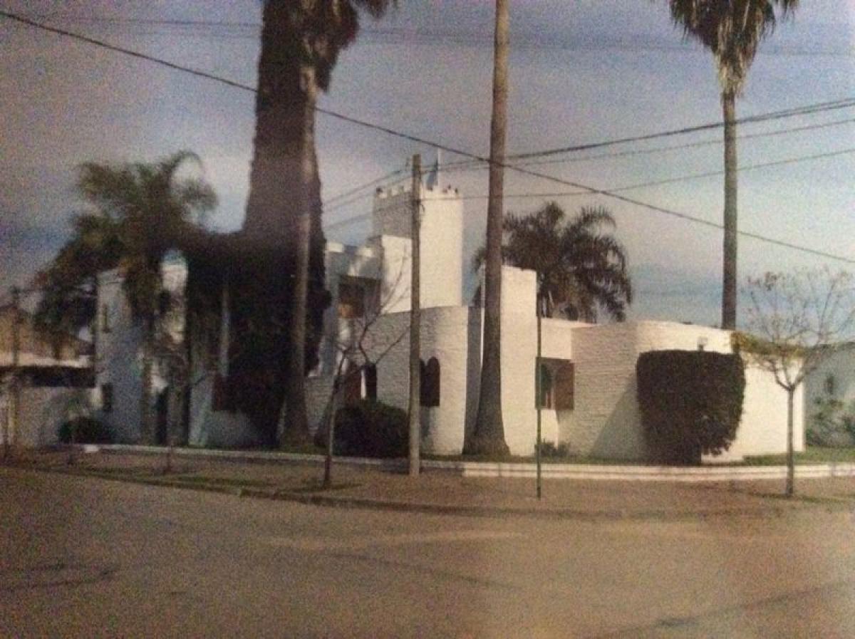 6 bedrooms House in Lobos, Argentina No. 18618