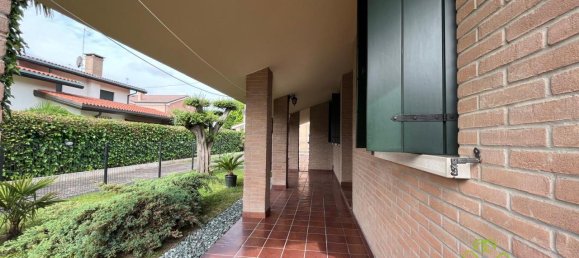 5 rooms Villa in Campagna Lupia, Italy No. 132463 3