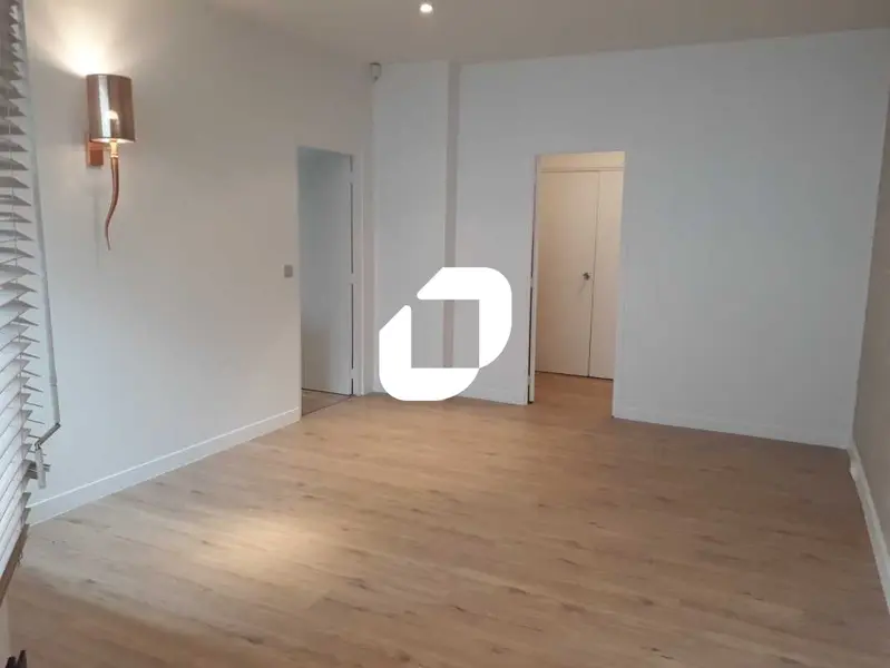 83m² Office in Versailles, France No. 302378