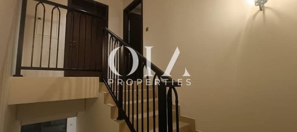 4 bedrooms Villa in Abu Dhabi, UAE No. 16978 4