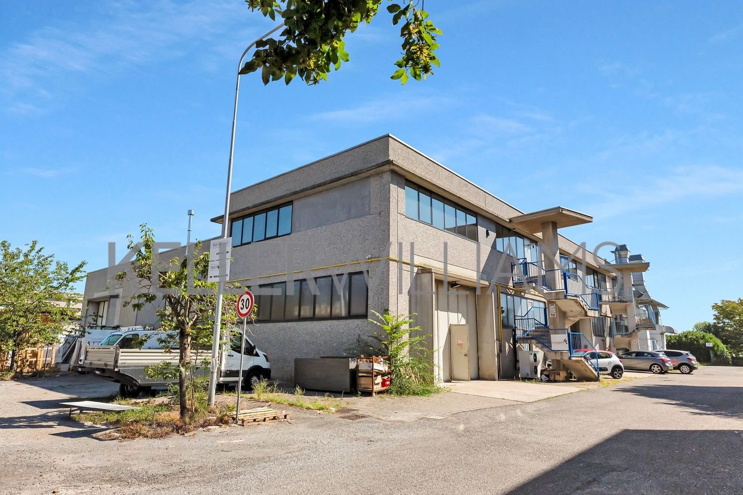 560m² Warehouse in Muggiò, Italy No. 338382