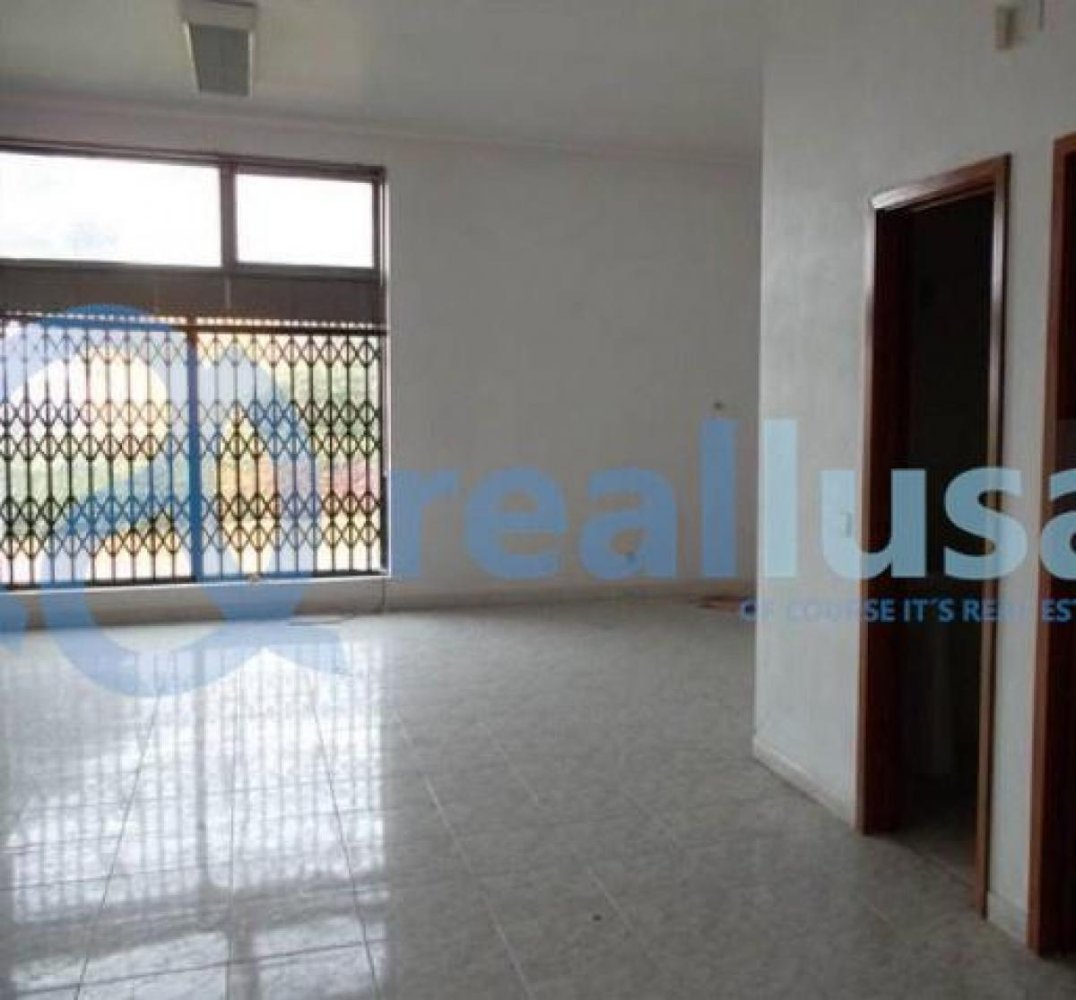 209m² Shop in Vila Nova de Gaia, Portugal No. 8089