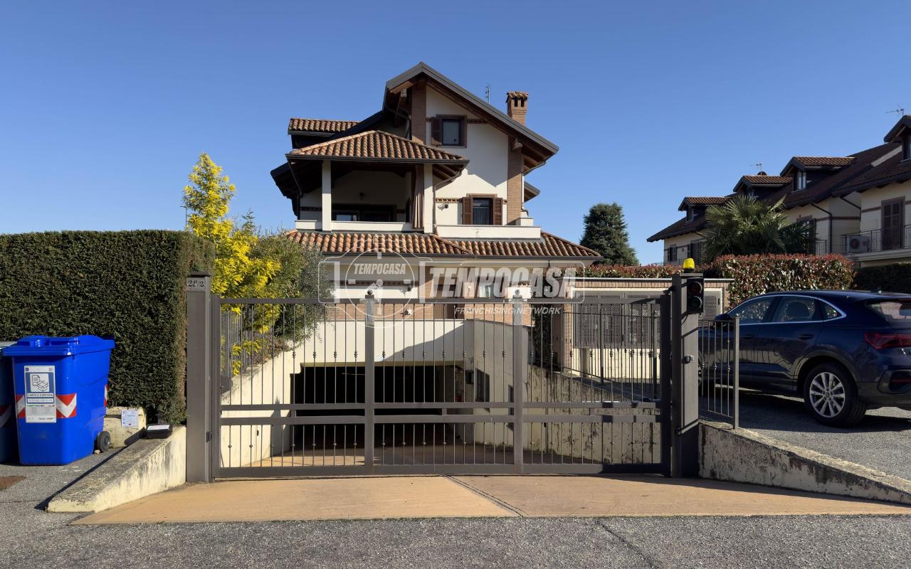 6 rooms Apartment in Bruino, Italy No. 38125