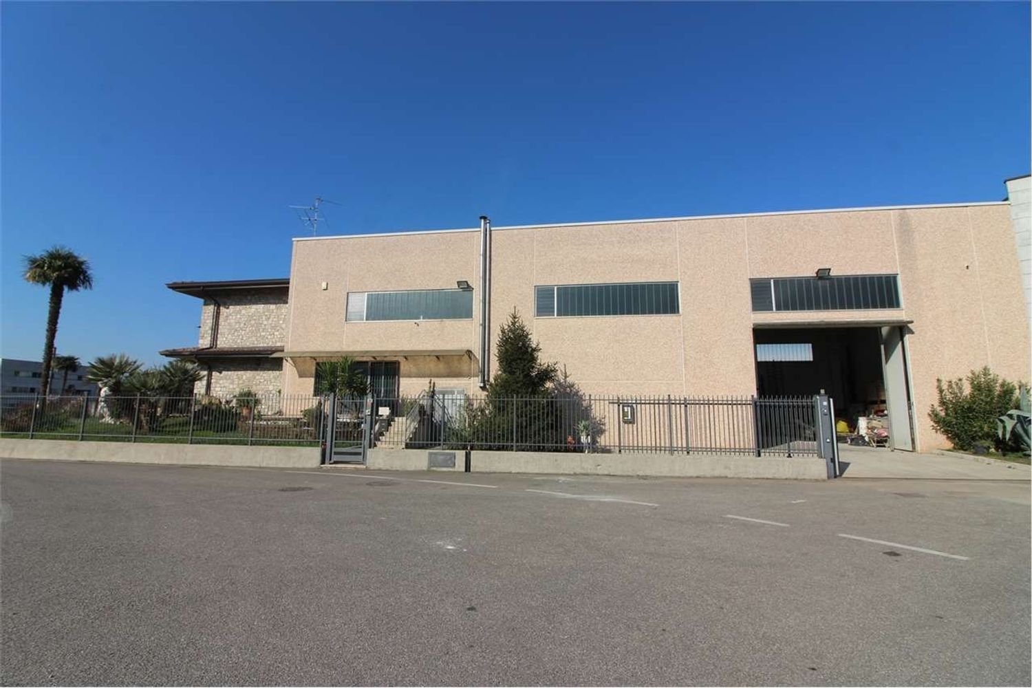  بناية في Pontirolo Nuovo, Italy 700متر مربع رقم 52414