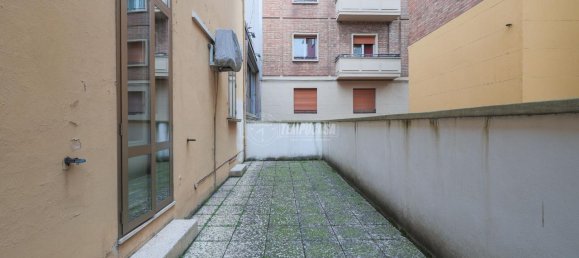 5-salle Appartement à Bologna, Italy No. 2439 26