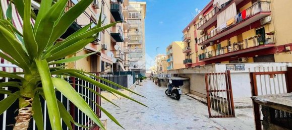 2 bedrooms Apartment in Palermo, Italy No. 335147 2