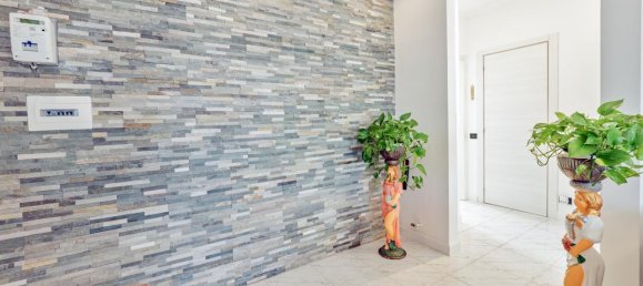 2-salle Appartement à Carate Brianza, Italy No. 14921 3