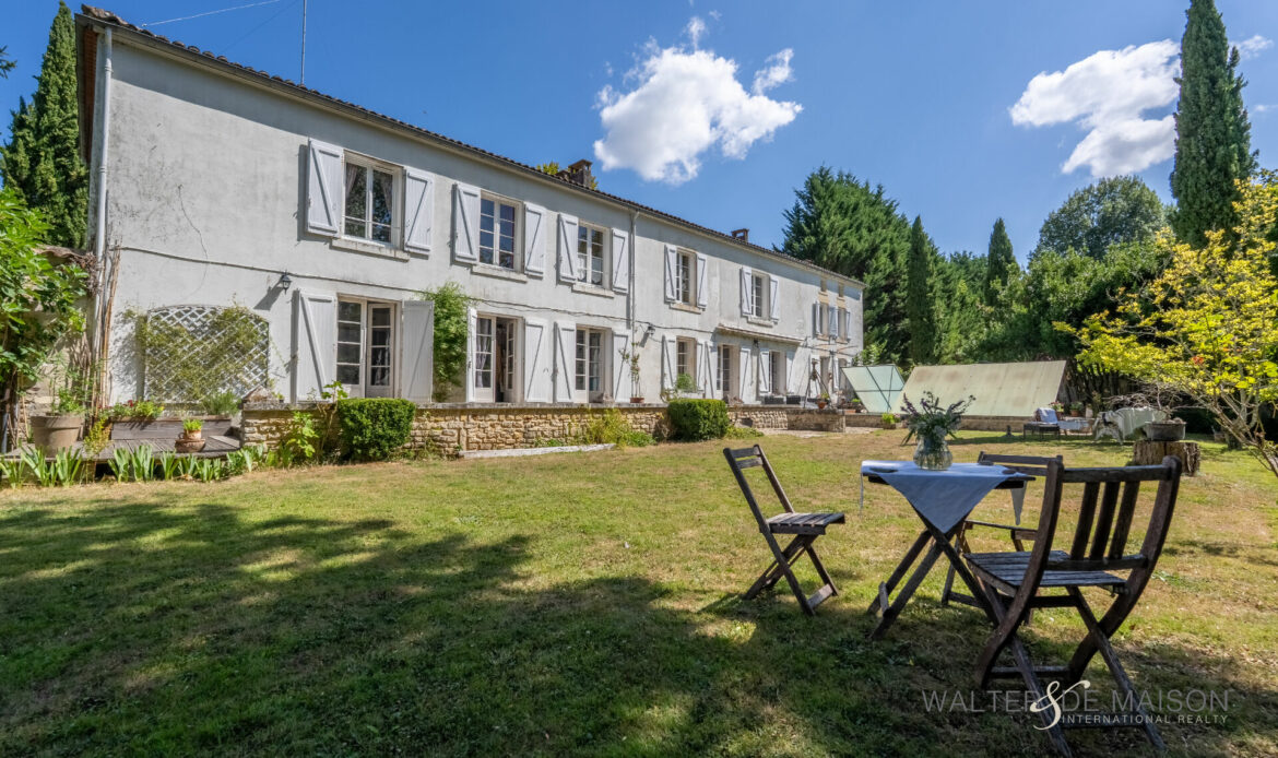 6 bedrooms House in Charente, France No. 298473