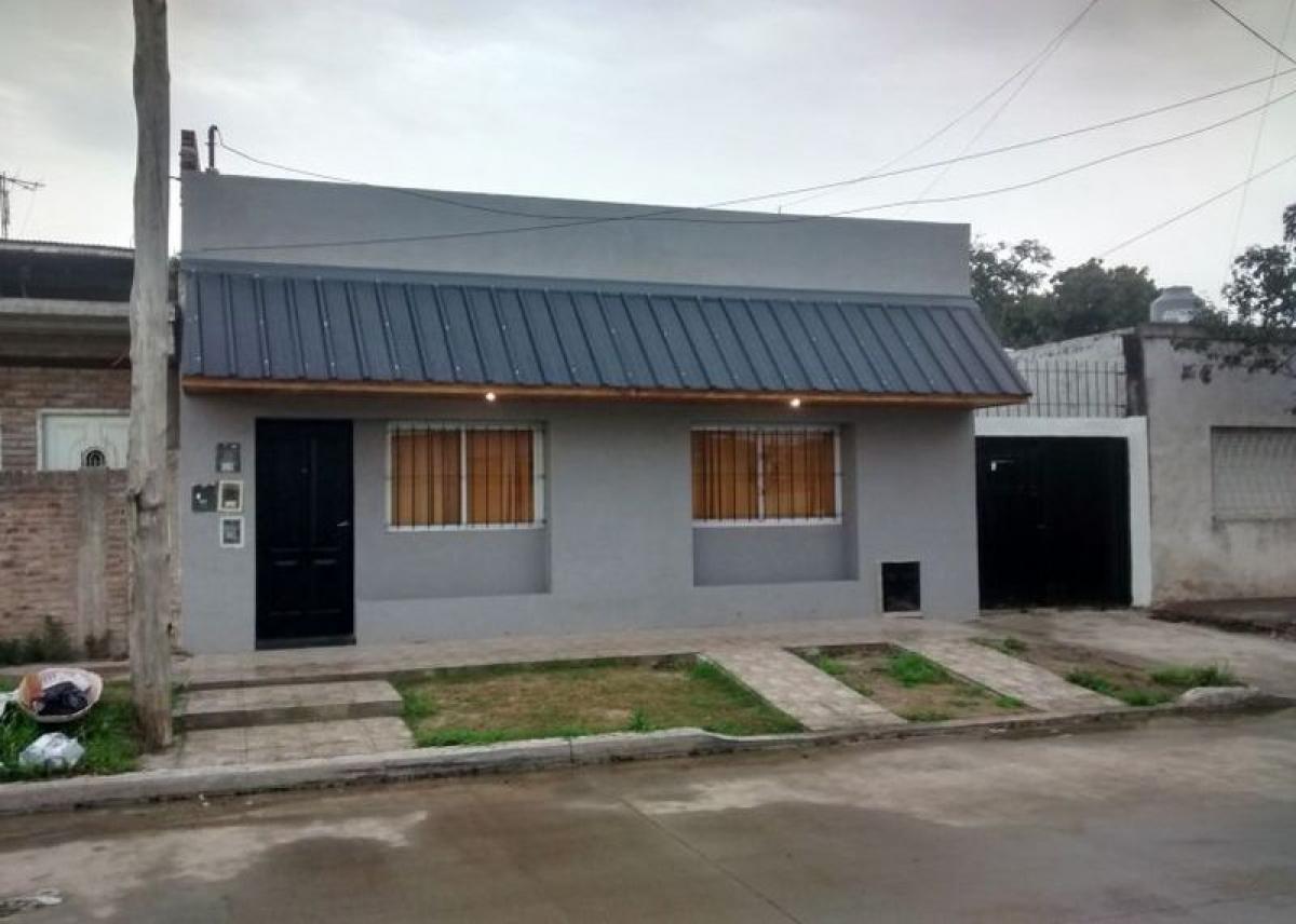 2 bedrooms House in Moron, Argentina No. 80650