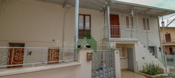 4 rooms Villa in Teramo, Italy No. 175232 3