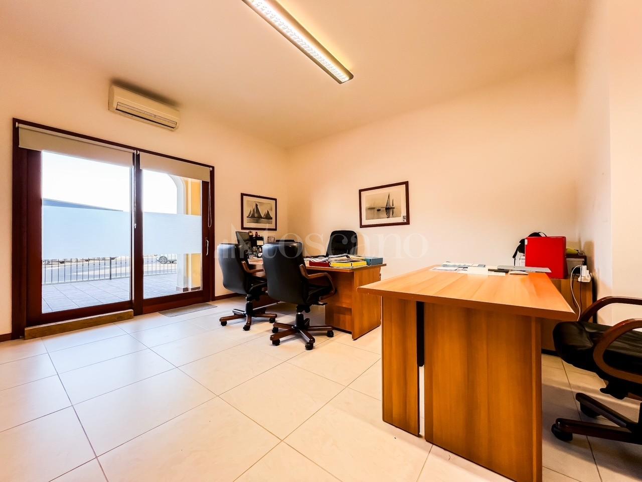 2-salle Bureau à Olbia, Italy No. 116720