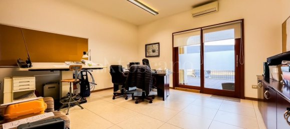 2-salle Bureau à Olbia, Italy No. 116720 10