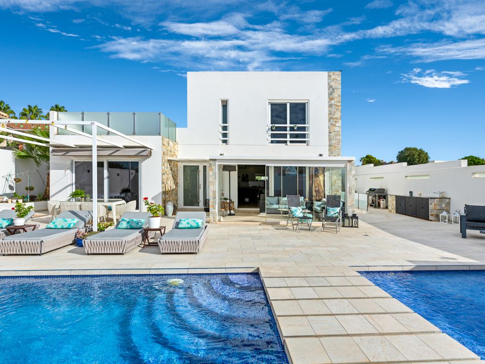 Villa de 4 dormitorios en Ciudad Quesada, Spain No. 222227