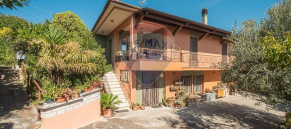 10 bedrooms House in Città Sant'Angelo, Italy No. 356050 2