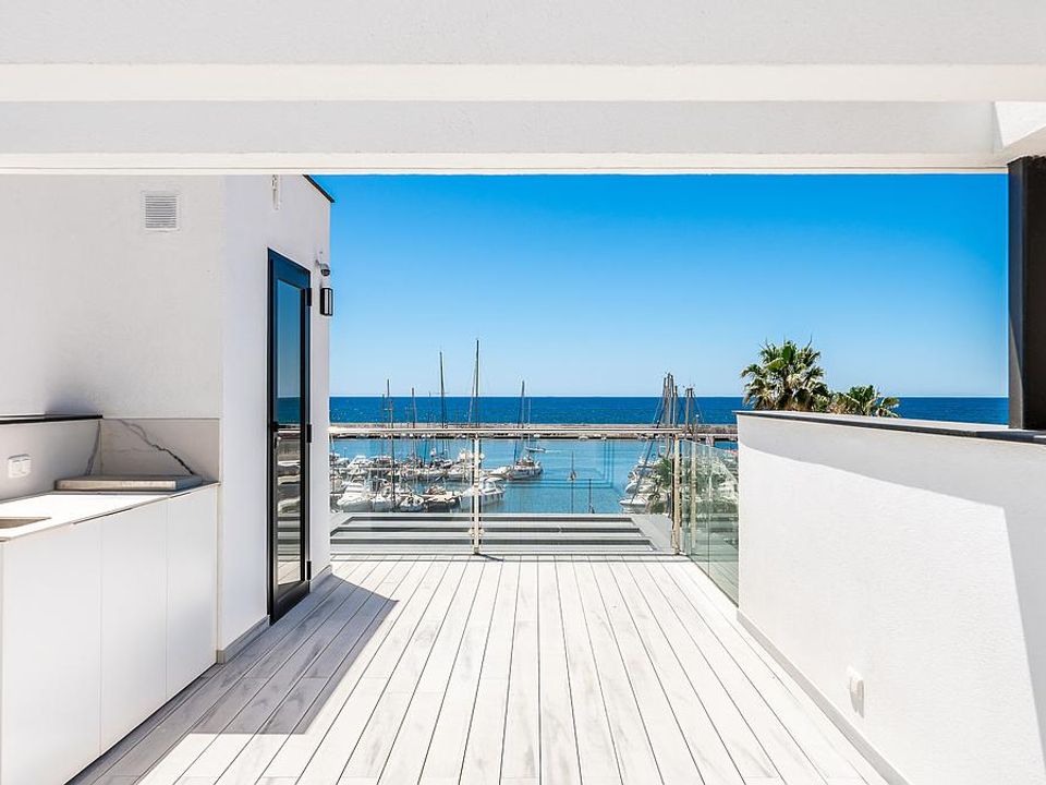 5 bedrooms Villa in Marbella, Spain No. 274254