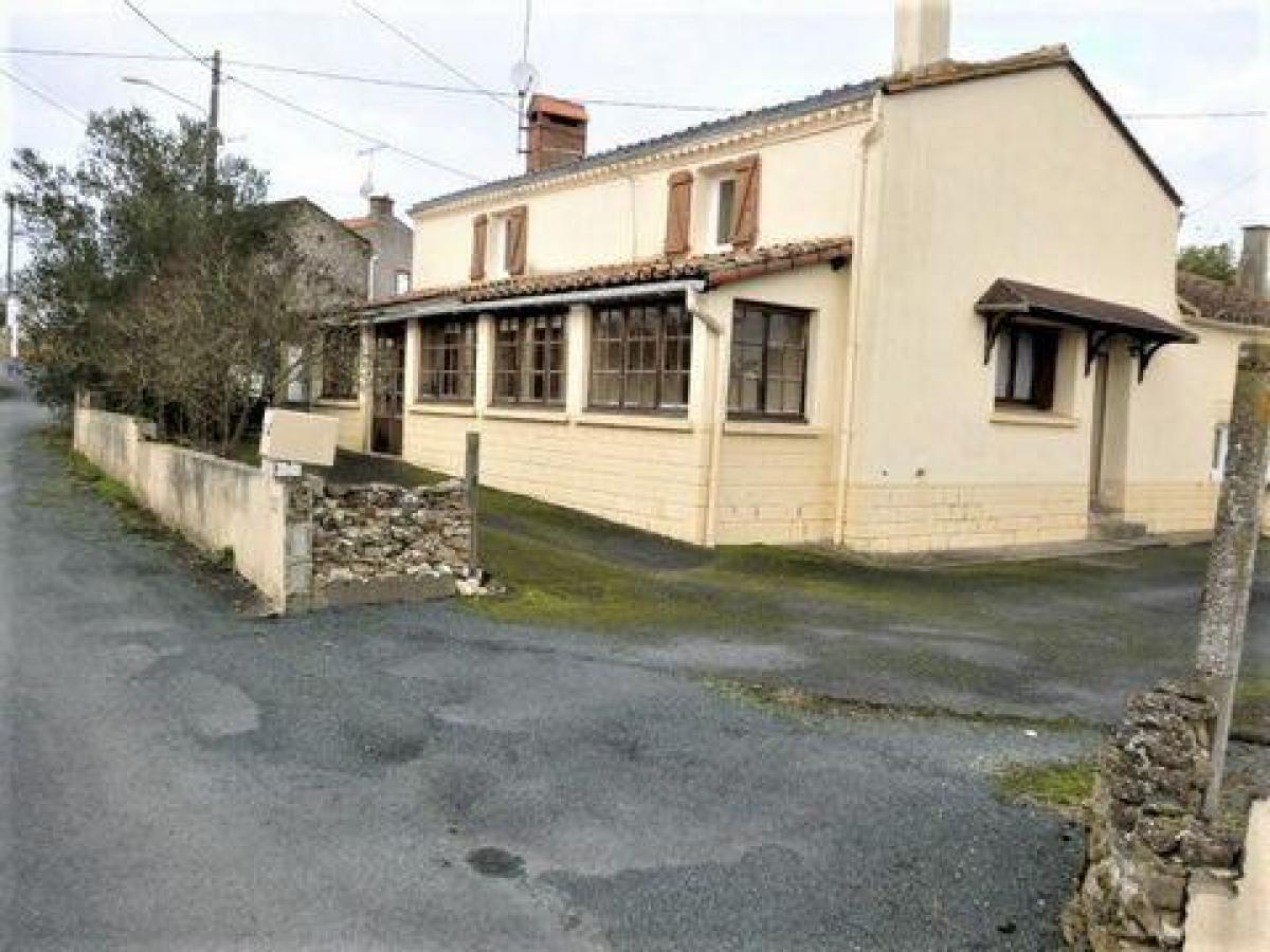 3 bedrooms House in Chantonnay, France No. 25652