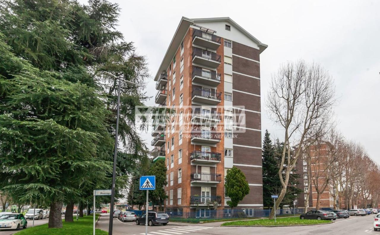 5 rooms Apartment in Cormano, Italy No. 37529