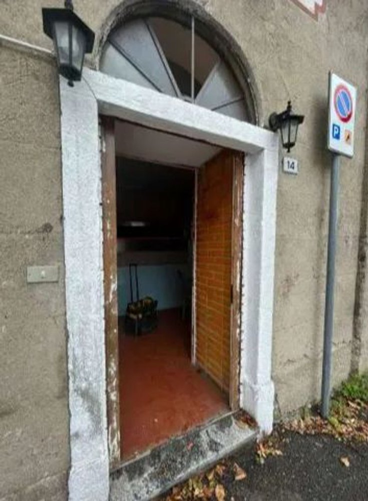 Propriété commerciale à Azzate, Italy 97m² No. 98221