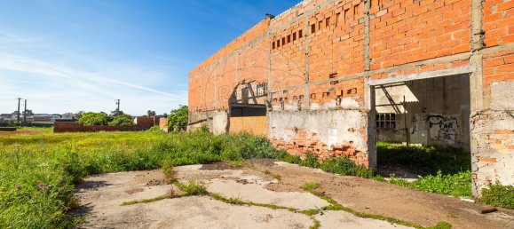 204m² Commercial property in Vieira de Leiria, Portugal No. 65797 16