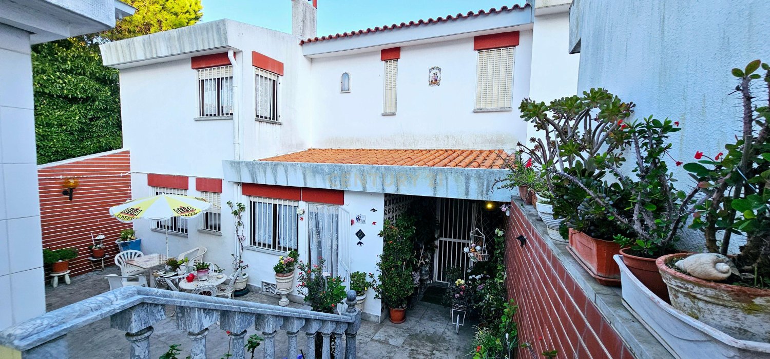 5 bedrooms Villa in Amadora, Portugal No. 127715