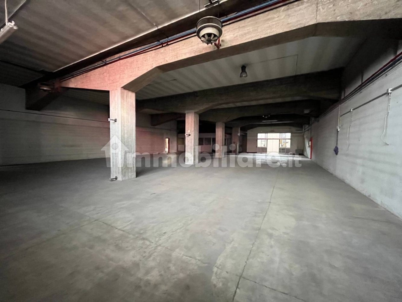 Entrepôt à Brescia, Italy 1650m² No. 327061