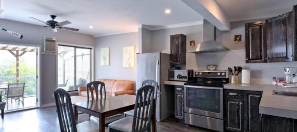 2 bedrooms House in British Columbia, Canada No. 190 3