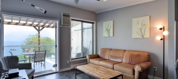 2 bedrooms House in British Columbia, Canada No. 190 5