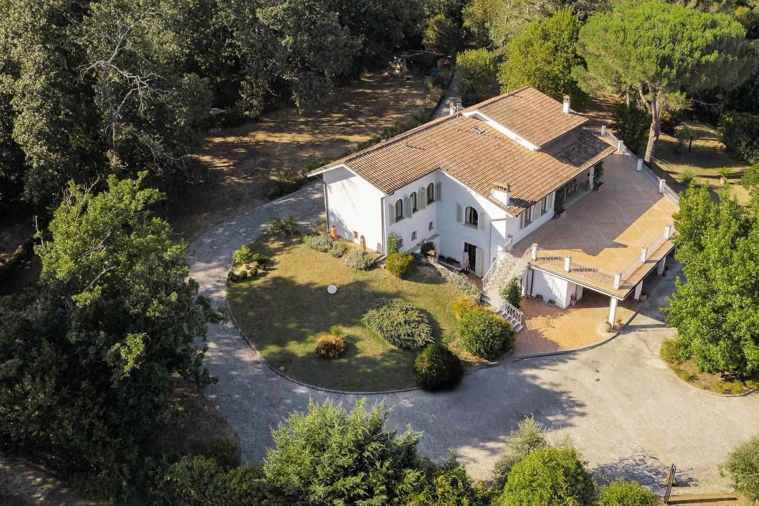 20 rooms Villa in Lucca, Italy No. 287305