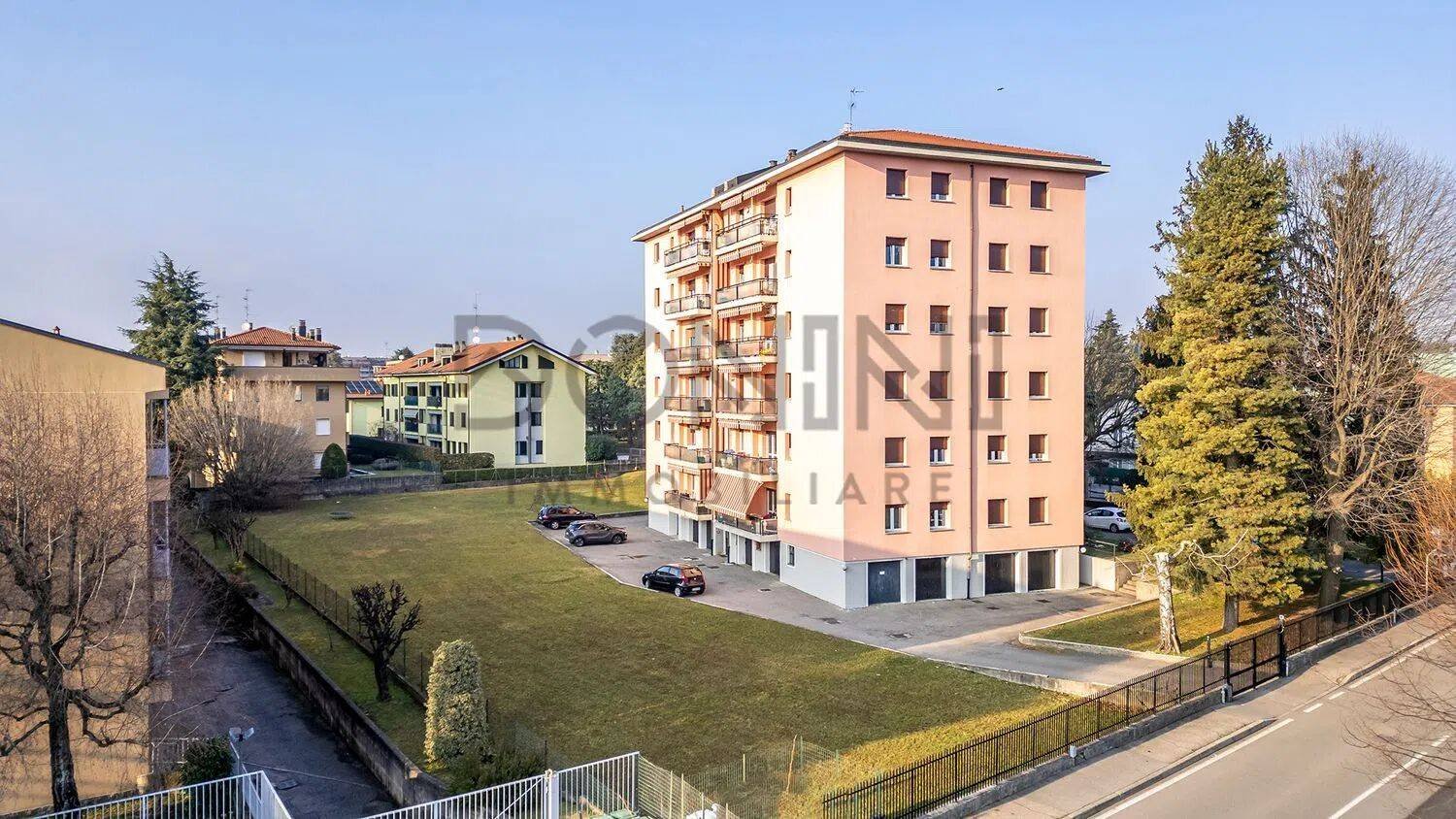 Apartamento de 2 dormitorios en Tradate, Italy No. 223482