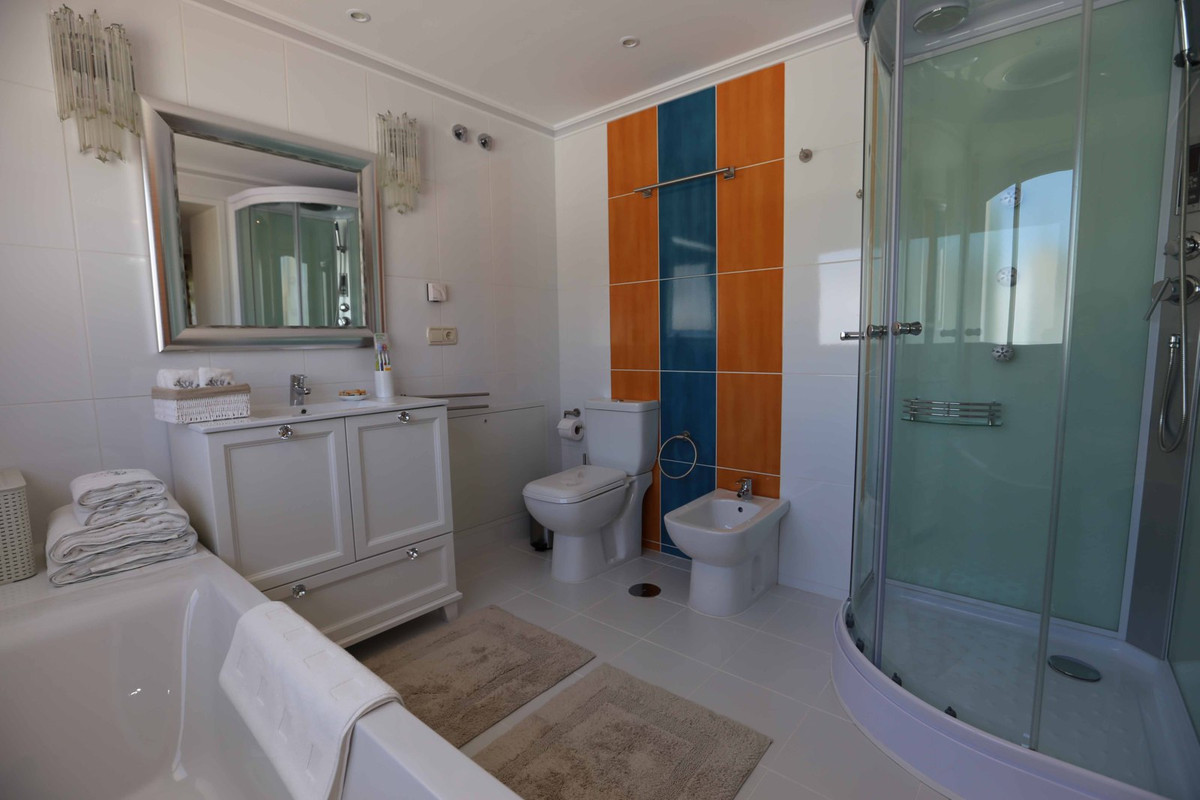 4 bedrooms Villa in Marbella, Spain No. 28149