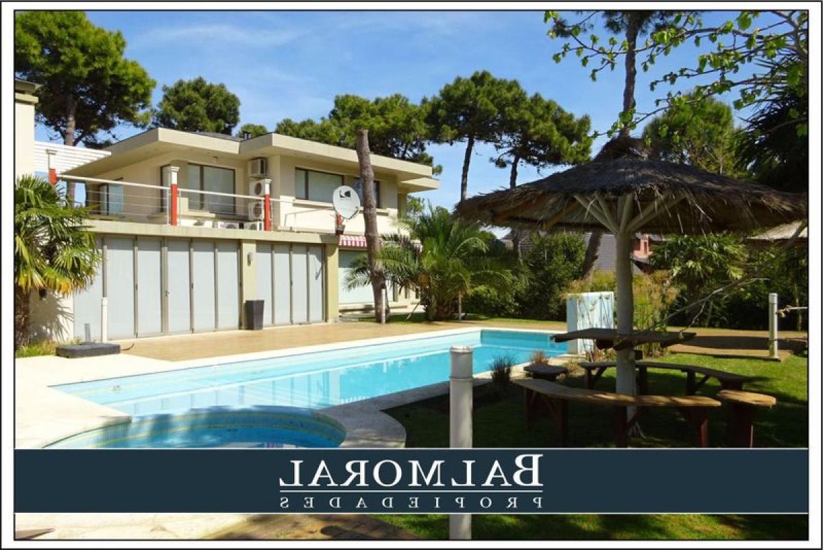 5 bedrooms House in Mar del Plata, Argentina No. 93614