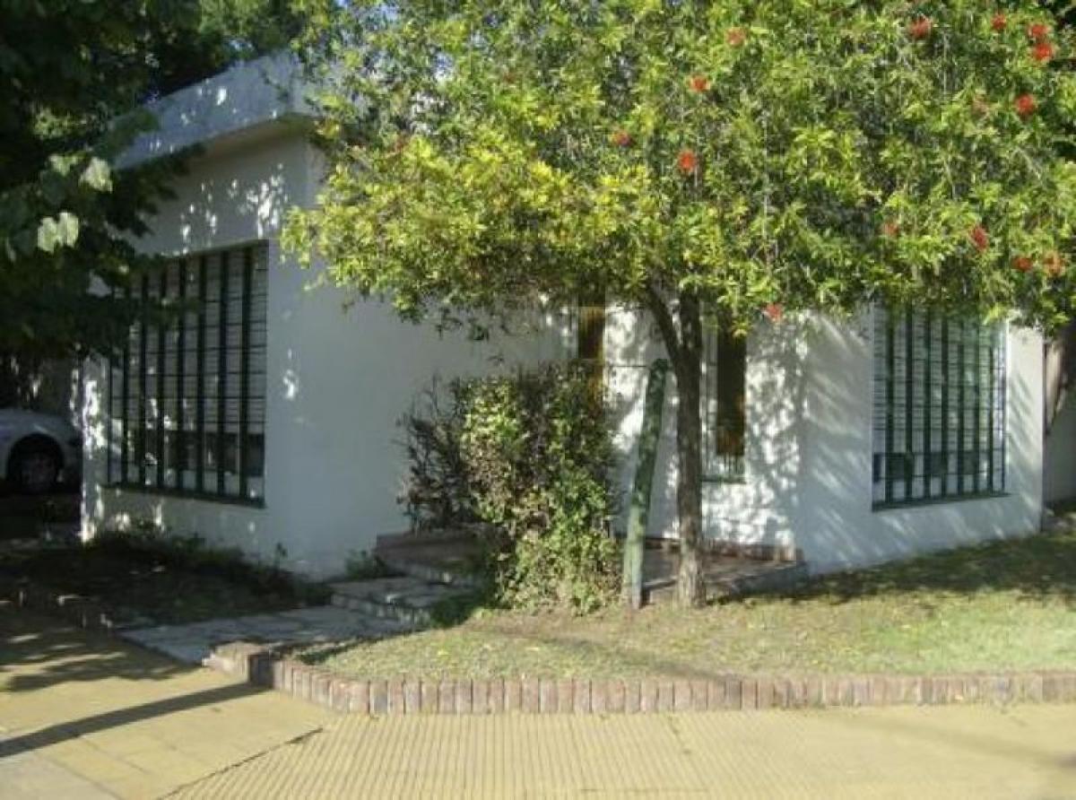 2 bedrooms House in Moron, Argentina No. 13692