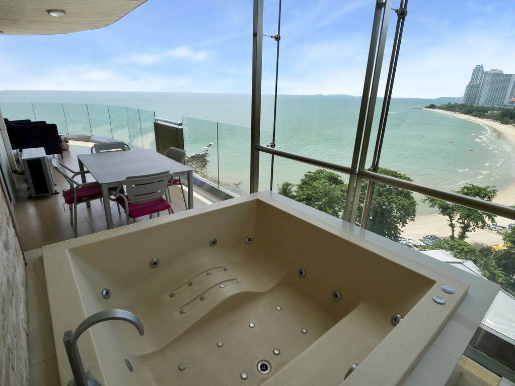 3 bedrooms Condo in Pattaya, Thailand No. 11925