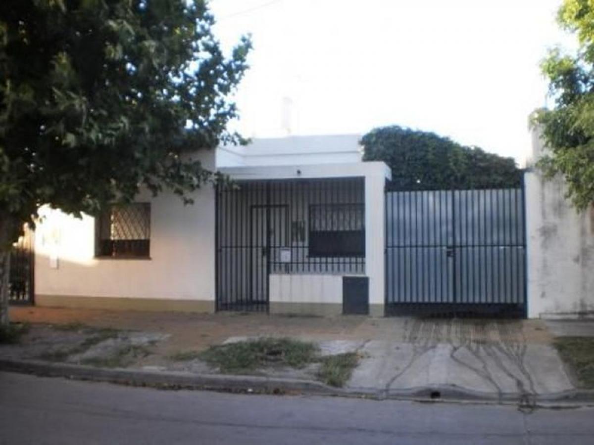 2 bedrooms House in Tres de Febrero, Argentina No. 7205