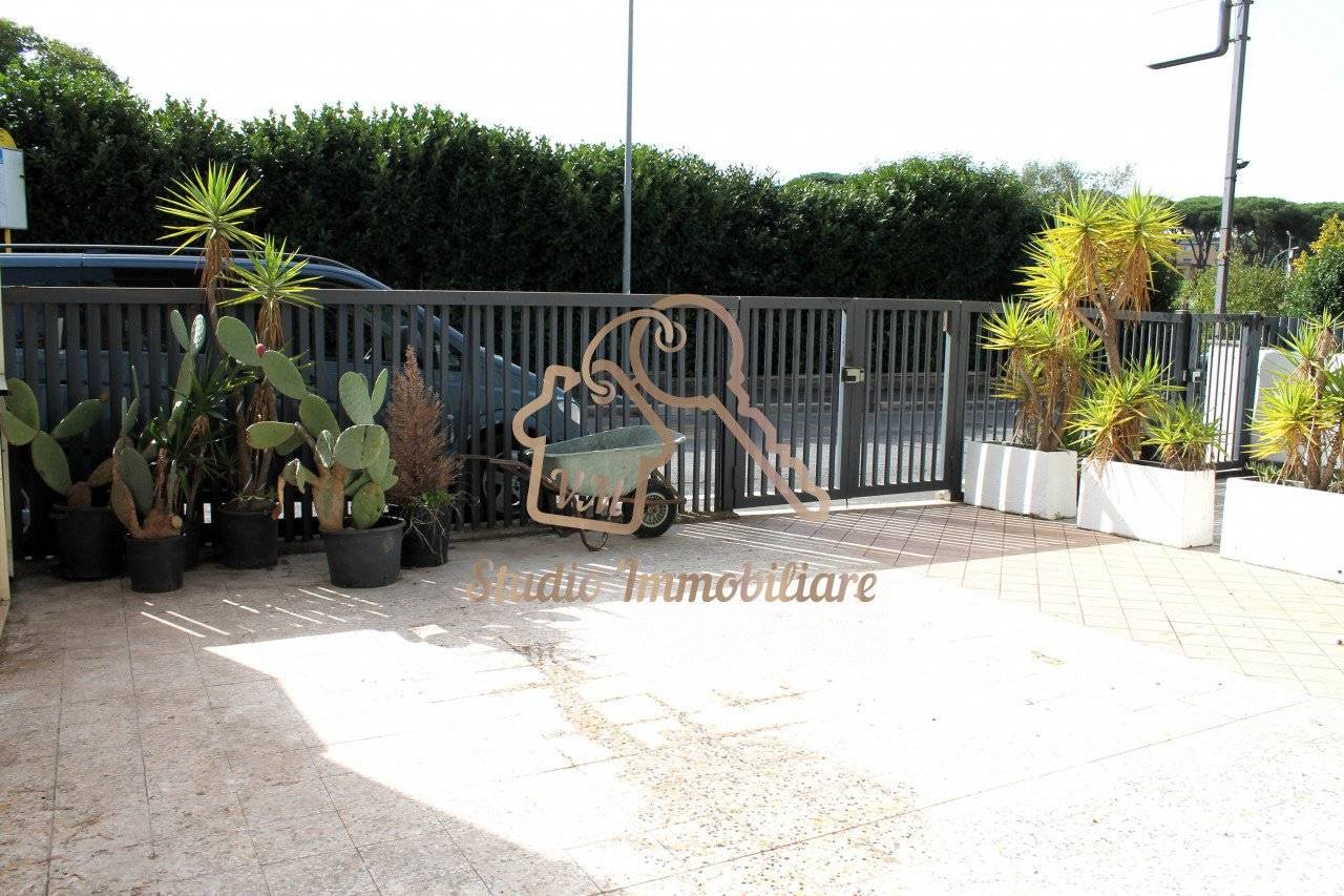 125m² Commercial property in Rome, Italy No. 113076