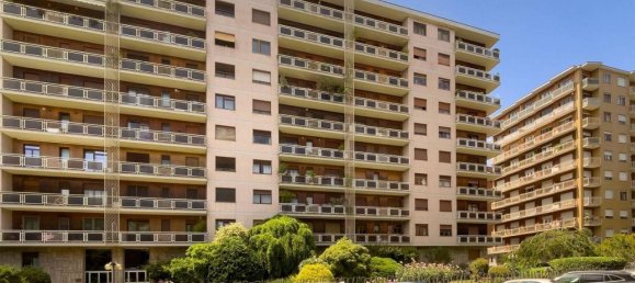 6 rooms Apartment in Turin, Italy No. 40441 2