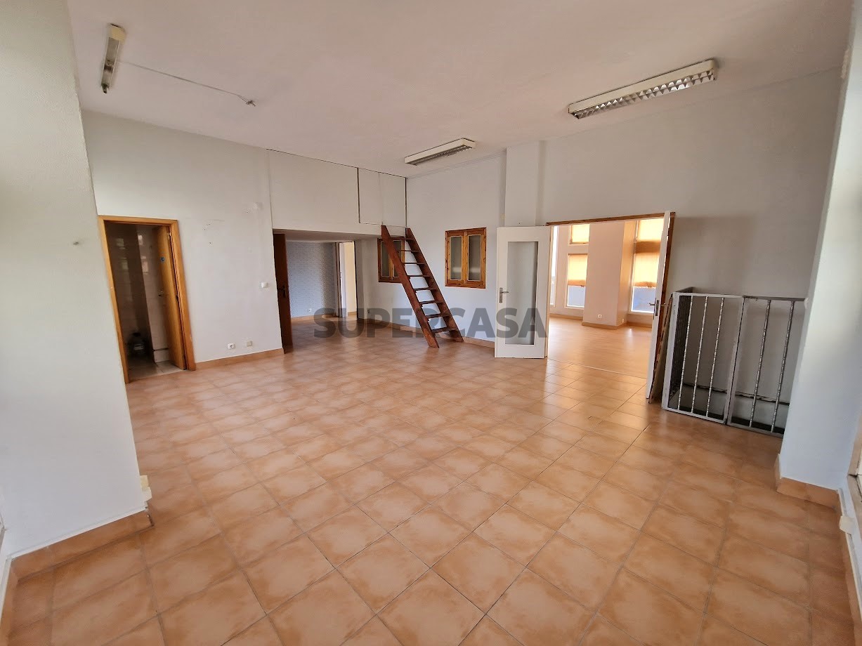 Propriété commerciale à Loures, Portugal 104m² No. 221331