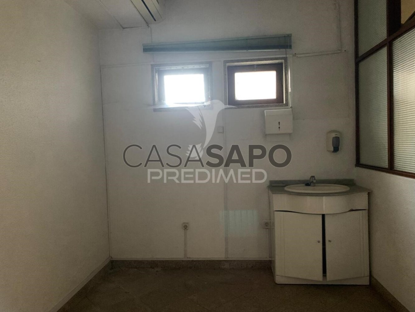 59m² Commercial property in Quarteira, Portugal No. 205078