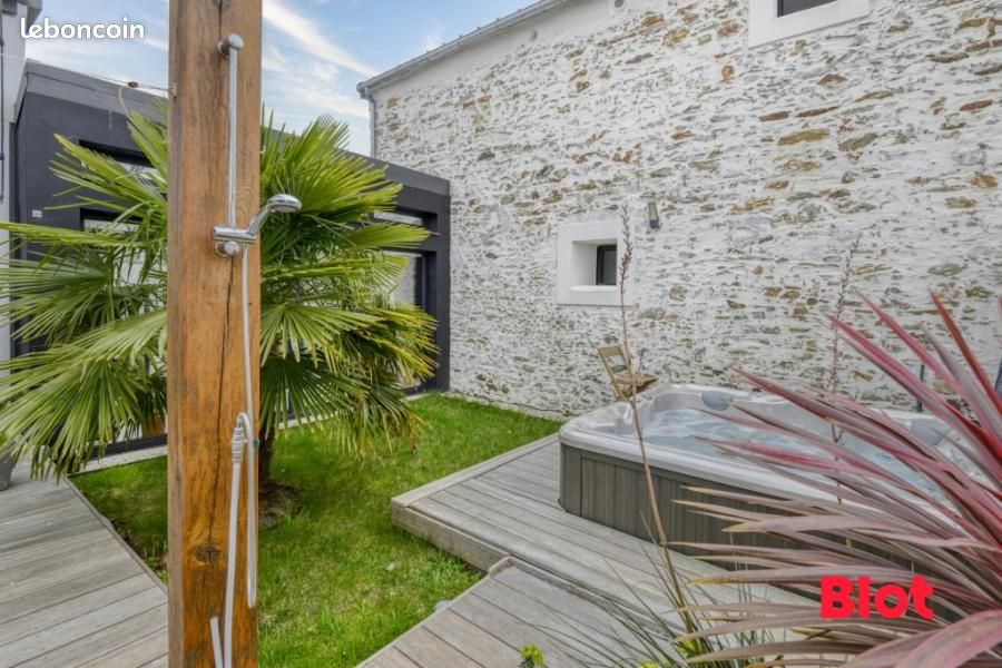 5 bedrooms House in Nantes, France No. 100899